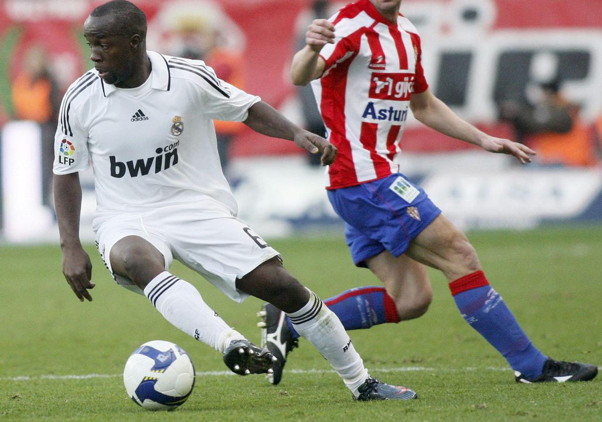 Diarra durante un partido disputado con el Real Madrid en 2009