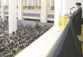 Jamenei durante la oración del viernes, que tuvo una asistencia multitudinaria.