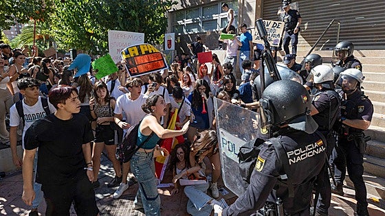 Los estudiantes de 2º de Bachillerato se movilizan para reclamar los modelos de exámenes de la Selectividad