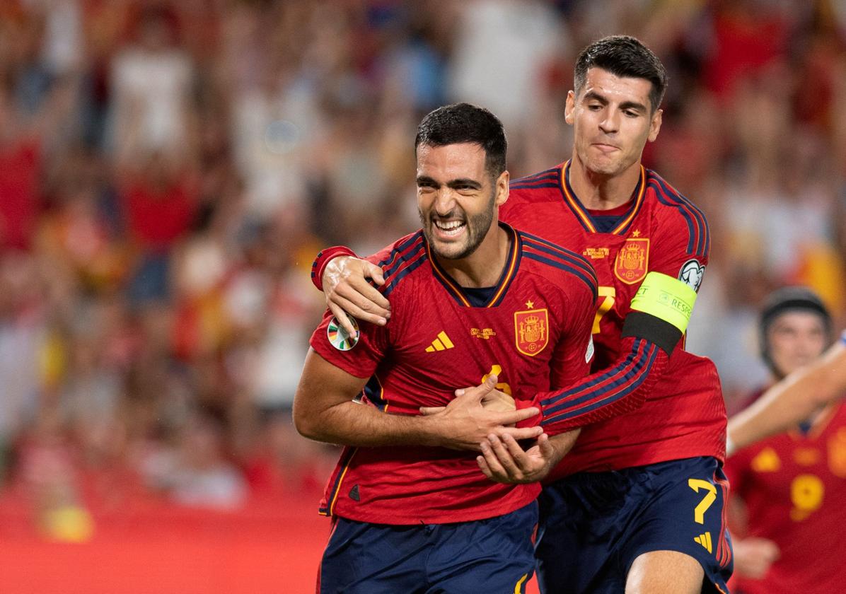 Merino y Morata, durante un partido con la selección.