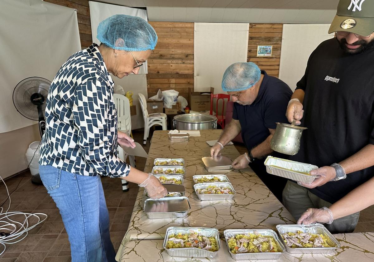 La científica y profesora universitaria Najat Aoun Saliba prepara comida para los desplazados por los bombardeos israelíes en Líbano.