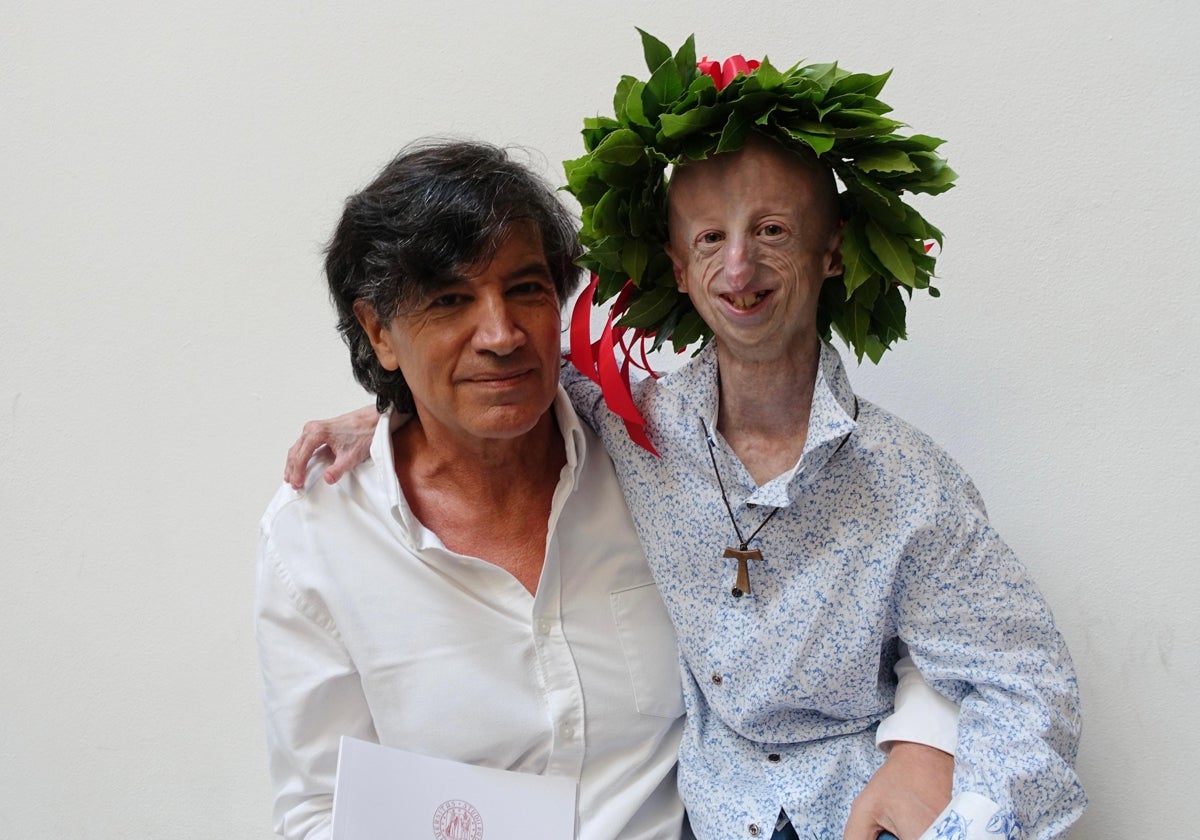 Sammy Basso, distinguido con una corona de laurel, junto a Carlos López Otín en una fotografía de hace unos años.