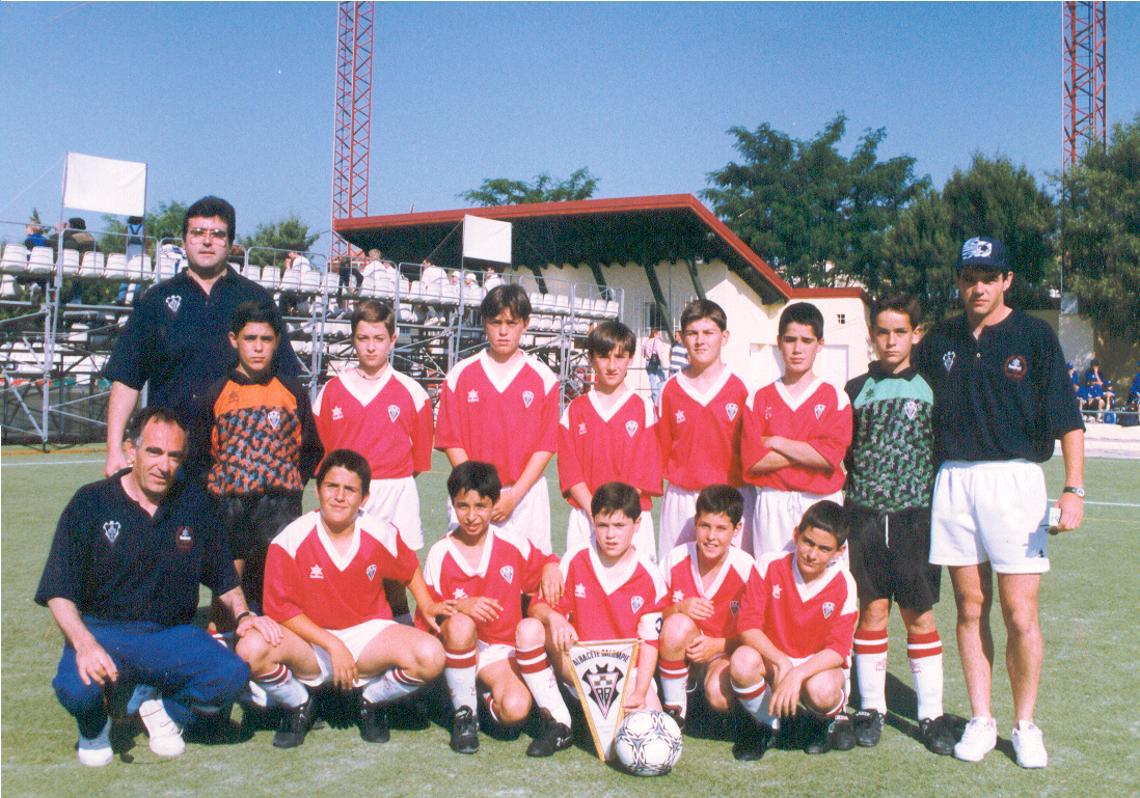 Andrés Iniesta, de capitán con el banderín en el torneo de Brunete, con el Albacete