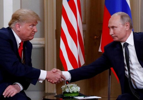 Donald Trump y Vladímir Putin se dan la mano durante su encuentro en Helsinki en 2018.