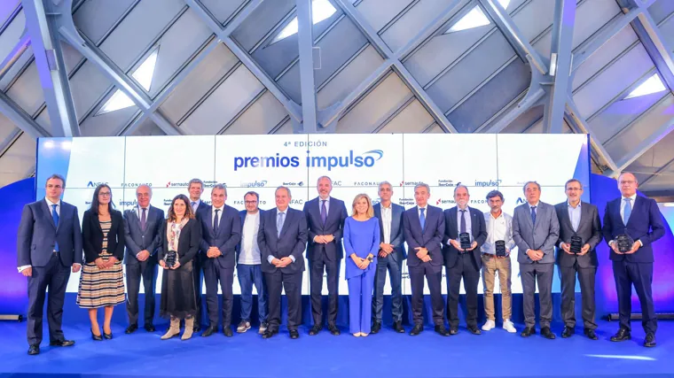 Foto de familia galardonados con los Premios Impulso a la Innovación en Movilidad Sostenible