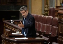 El diputado del PP Jaime de Olano interviene durante una sesión plenaria, en el Congreso de los Diputados