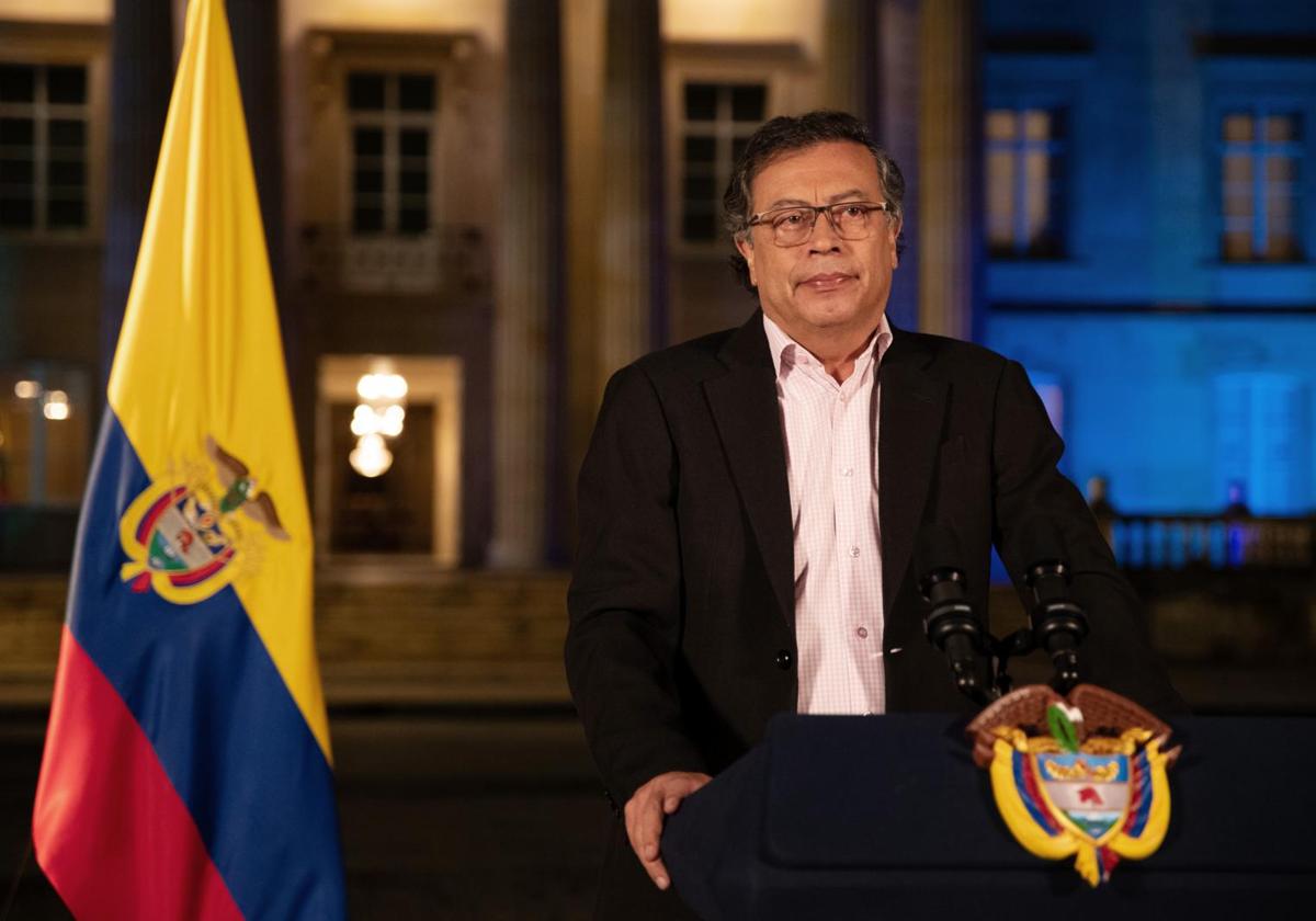 Gustavo Petro se dirige al país desde el palacio presidencial.