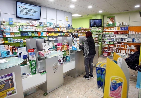 Dos clientas, en el interior de una farmacia.