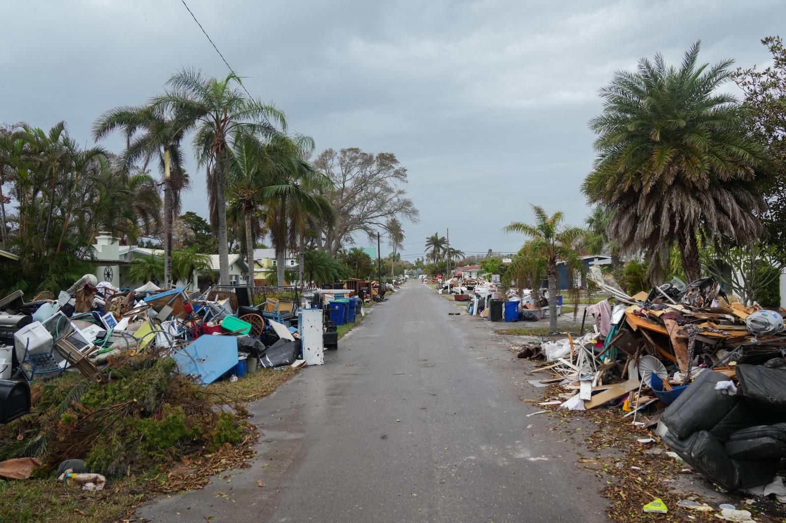 8.000 guardias nacionales, 4.000 kilómetros de sacos terreros... Así combate Florida al huracán 'Milton'