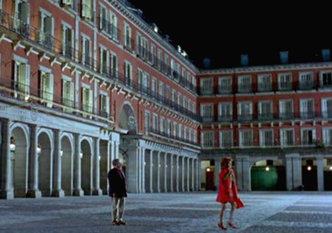 Juan Echanove y Marisa Paredes en la Plaza Mayor de Madrid, vacía y de noche, en 'La flor de mi secreto'.