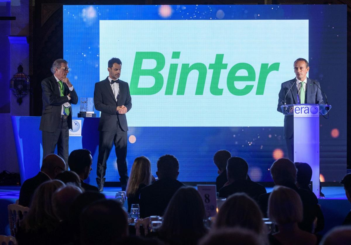 El gerente de Binter Airlines, David Manzanas (d), y el vicepresidente, Alfredo Morales (i), en la entrega del premio.