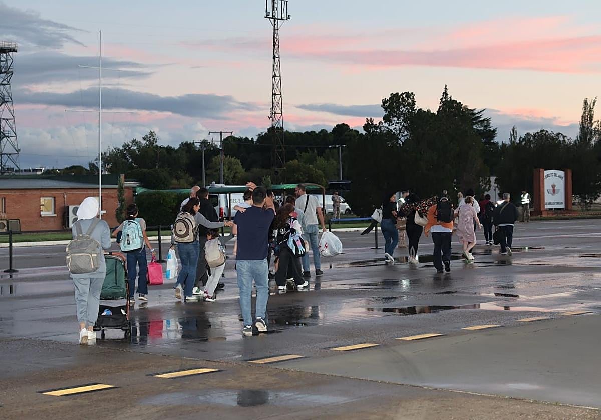 El tercer grupo de ciudadanos evacuados desde Beirut, a su llegada a la base aérea de Torrejón.