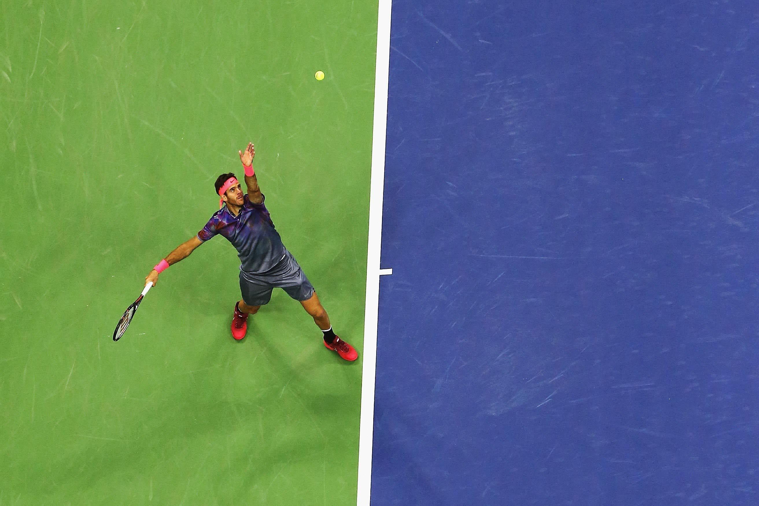 Juan Martín del Potro sirve contra Nadal, durante su partido de semifinales del US Open 2017 en el USTA Billie Jean King National Tennis Center, de Nueva York.
