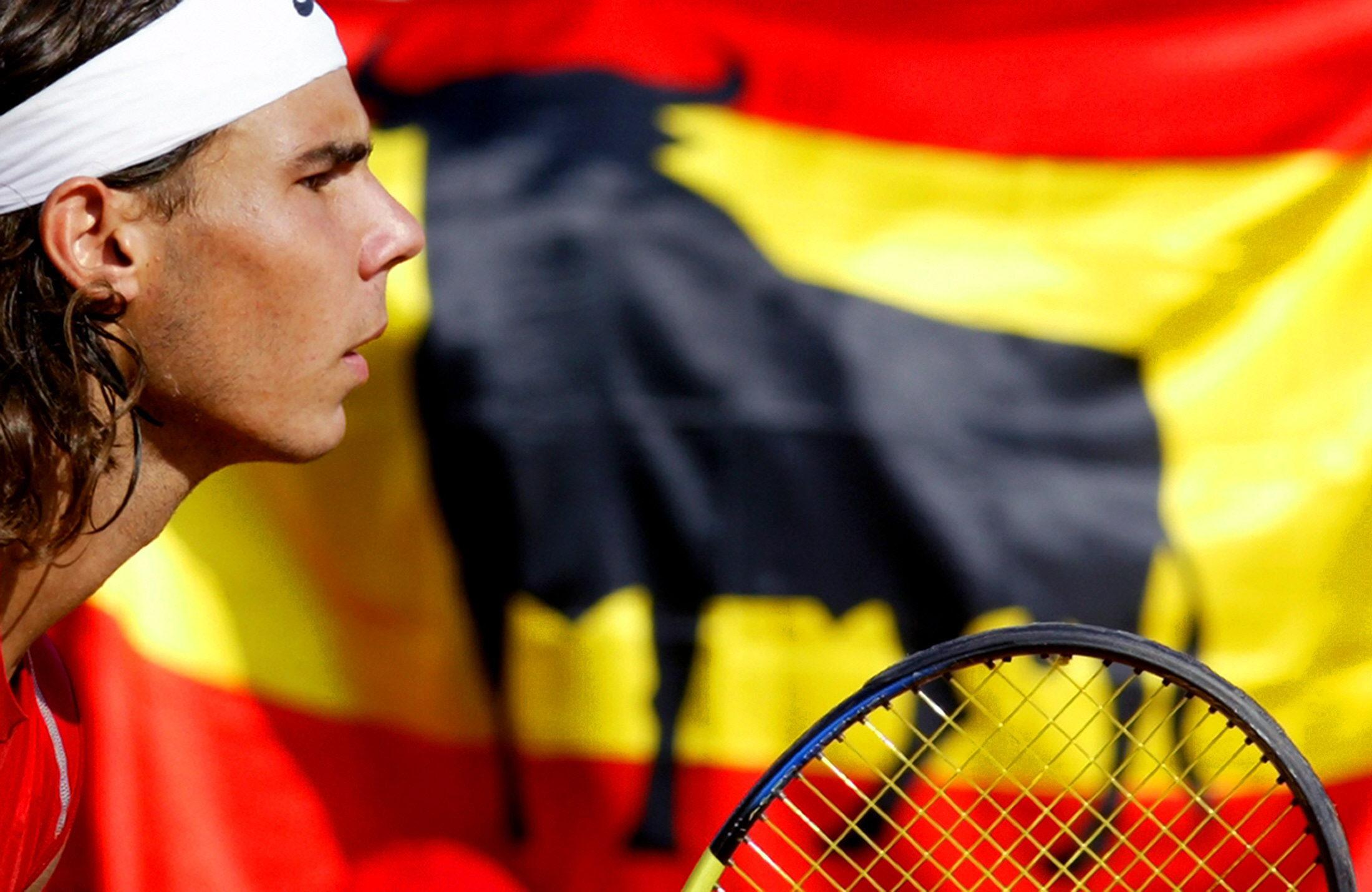 Nadal, durante un partido de dobles de la Copa Davis contra los italianos Daniele Bracciali y Giorgio Galimberti en el Oplonti Sport Club en Torre del Greco, en el sur de Italia, el 24 de septiembre de 2005. Italia ganó el partido por 4-6, 6-4, 6-2, 4-6 y 9-7. El compañero de Nadal fue Feliciano López.