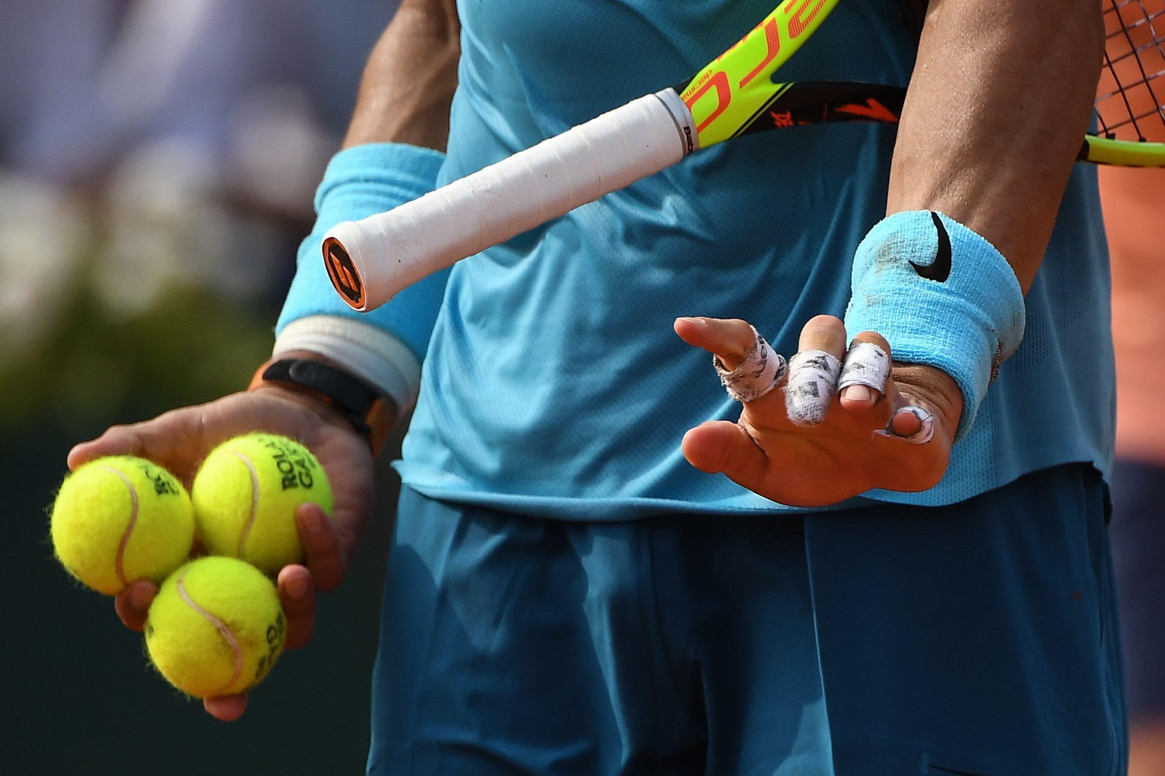 Detalle de los dedos cubiertos con vendajes de Rafa Nadal durante la final de Roland Garros 2018 contra el austriaco Dominic Thiem.