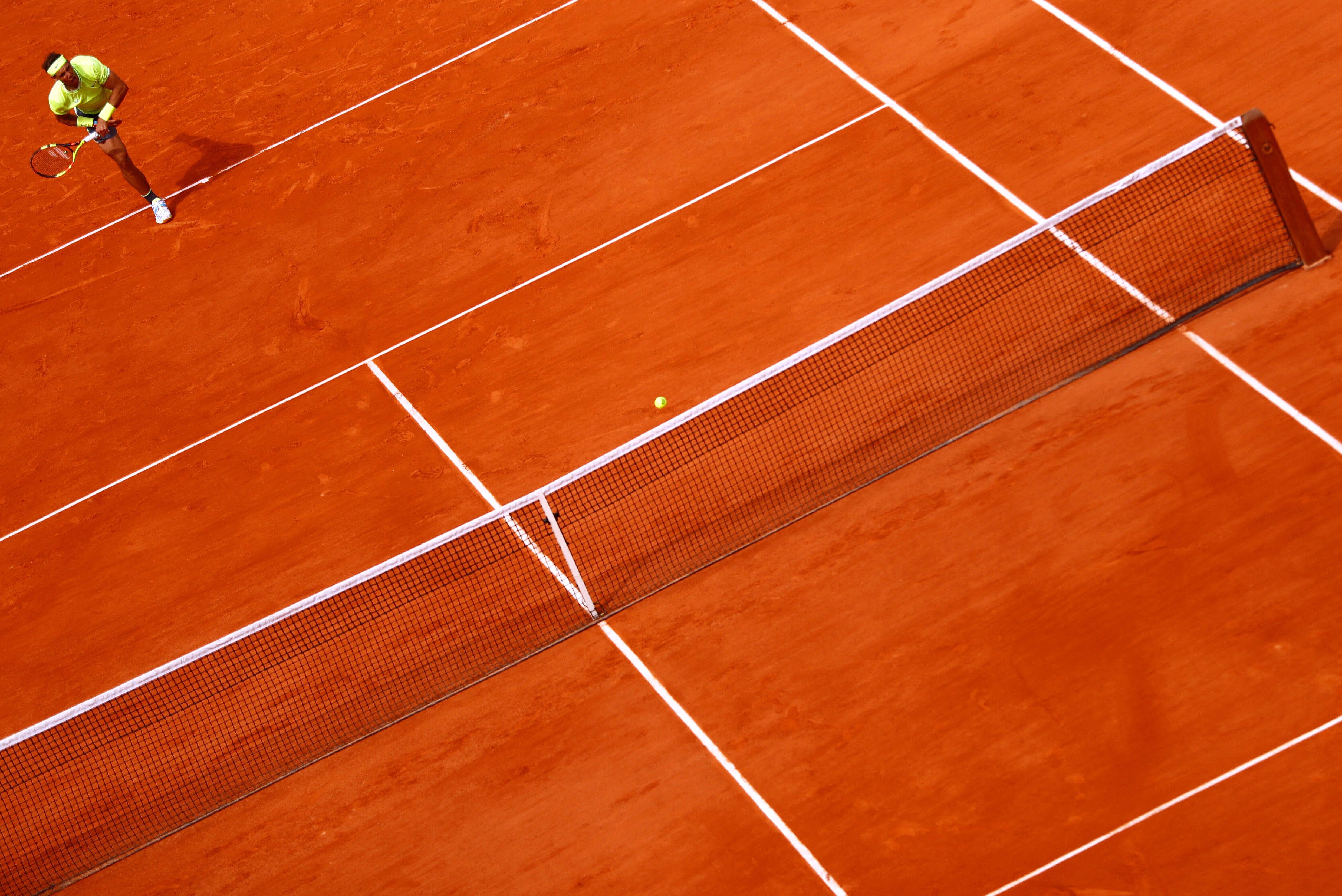 Rafa Nadal, en acción durante su partido contra el austriaco Dominic Thiem en Roland Garros 2019.