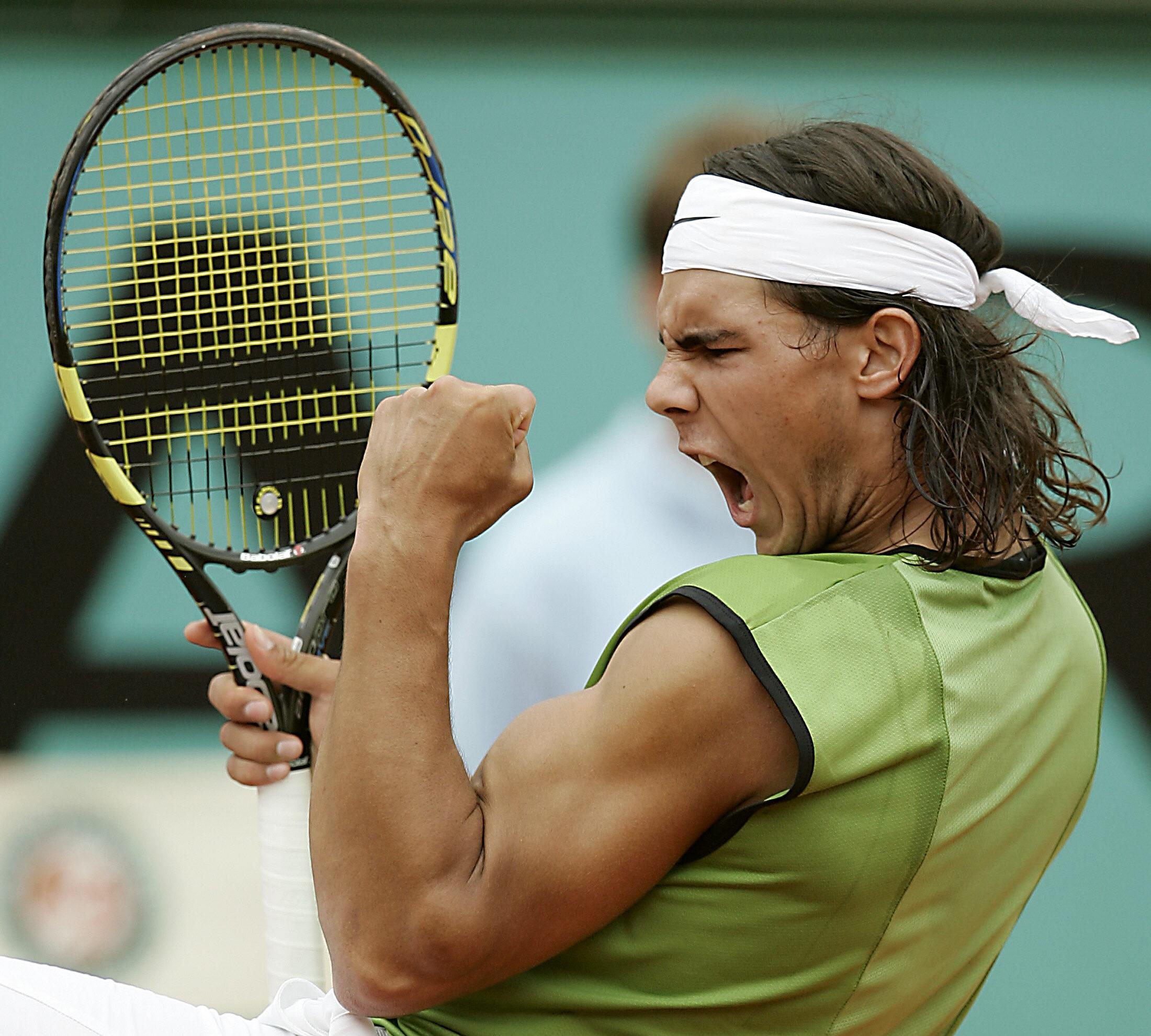 Rafa Nadal celebra su victoria ante el argentino Mariano Puerta en la final de Roland Garros, el 5 de junio de 2005 en París.