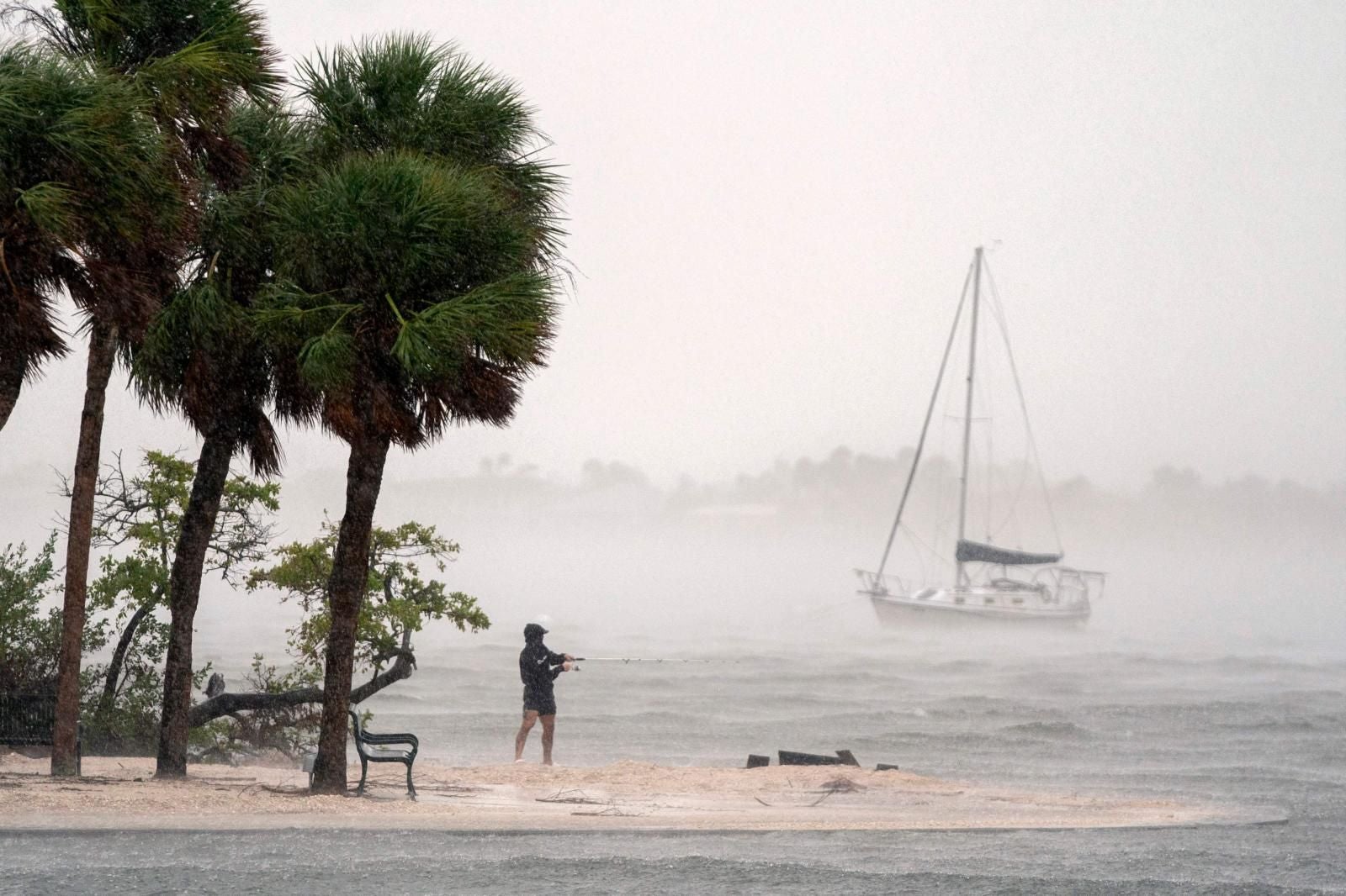Una persona pesca mientras se acerca el huracán Milton el 9 de octubre de 2024 en Sarasota, Florida.
