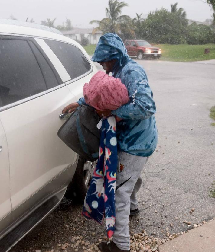 Imagen secundaria 2 - Los atascos fueron comunes en las carreteras de salida de Florida antes de la llegada del huracán; los residentes se preparan para coger las máximas pertenencias posibles y evacuar sus hogares.