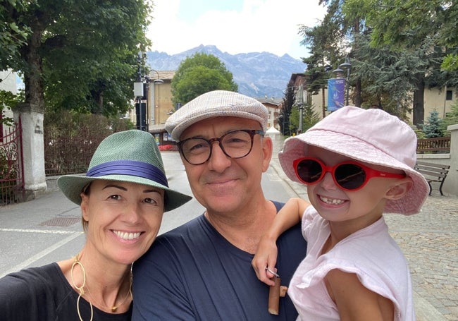 Esther Martínez y Cédric Peraut, con una sonriente Alexandra.