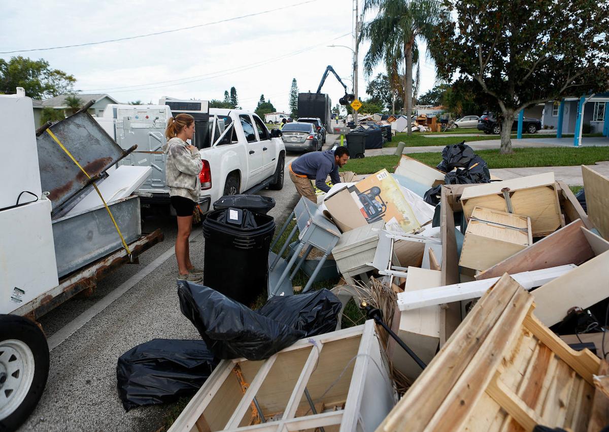 Imagen secundaria 1 - Los atascos fueron comunes en las carreteras de salida de Florida antes de la llegada del huracán; los residentes se preparan para coger las máximas pertenencias posibles y evacuar sus hogares.