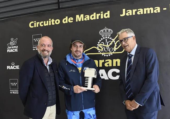 Fernando Alonso recibe el premio de manos de Carmelo Sanz de Barros y de Ignacio Fernández