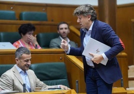 El secretario general del PSE-EE, Eneko Andueza (a la derecha), este jueves durante el pleno del Parlamento vasco.