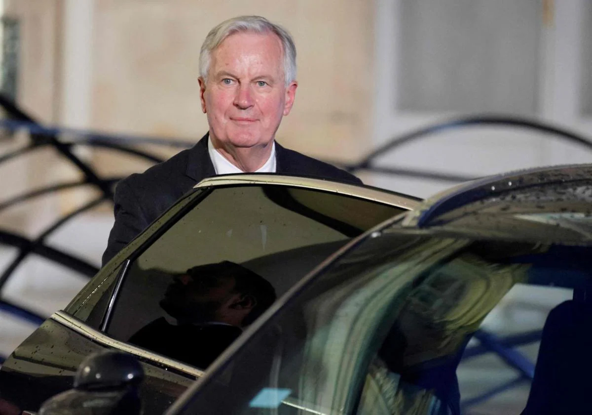 Barnier se dispone a entrar en su coche oficial para abandonar el Elíseo tras presentar a Macron las cuentas de 2025.