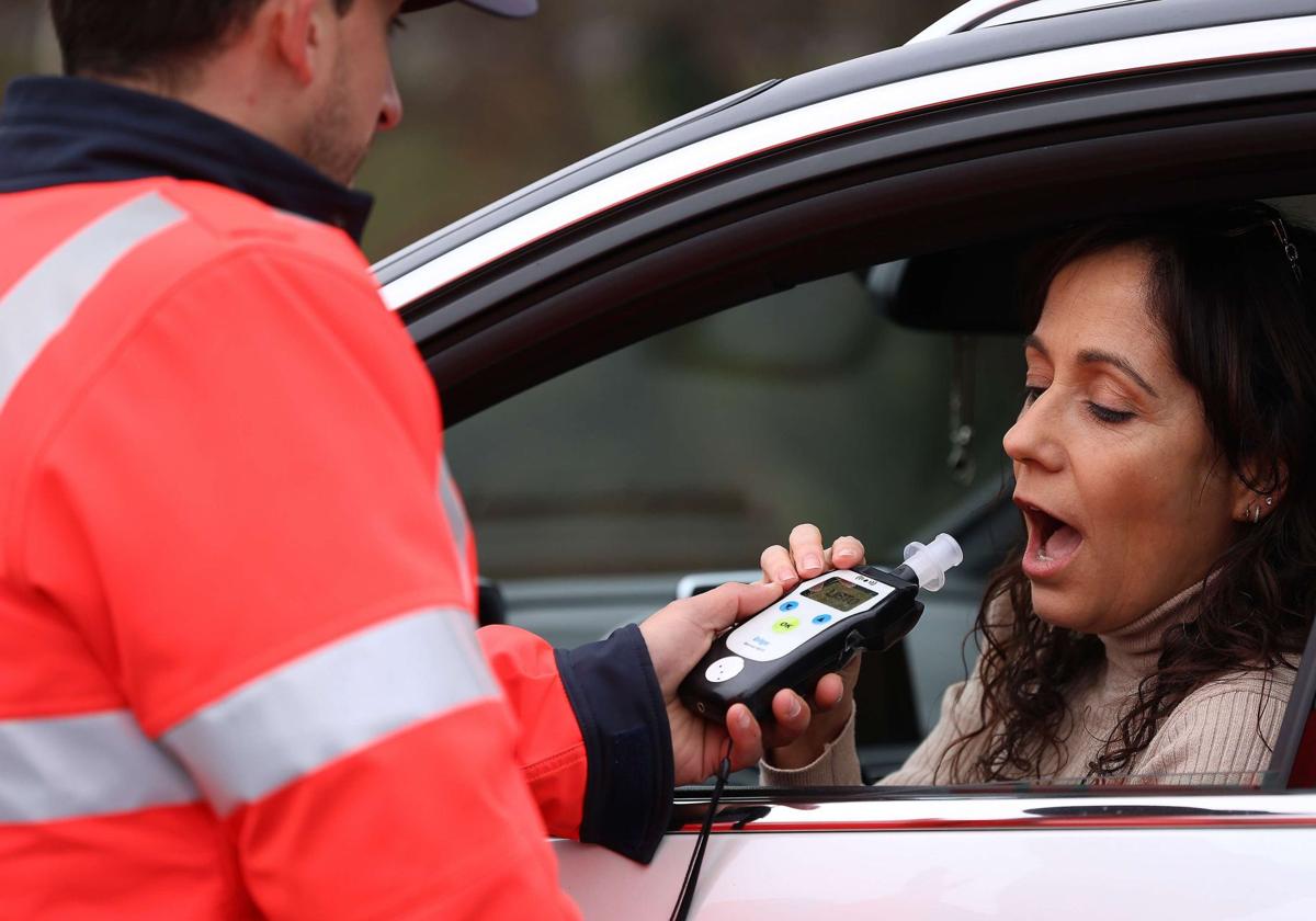 Una conductora, en un control de alcoholemia.