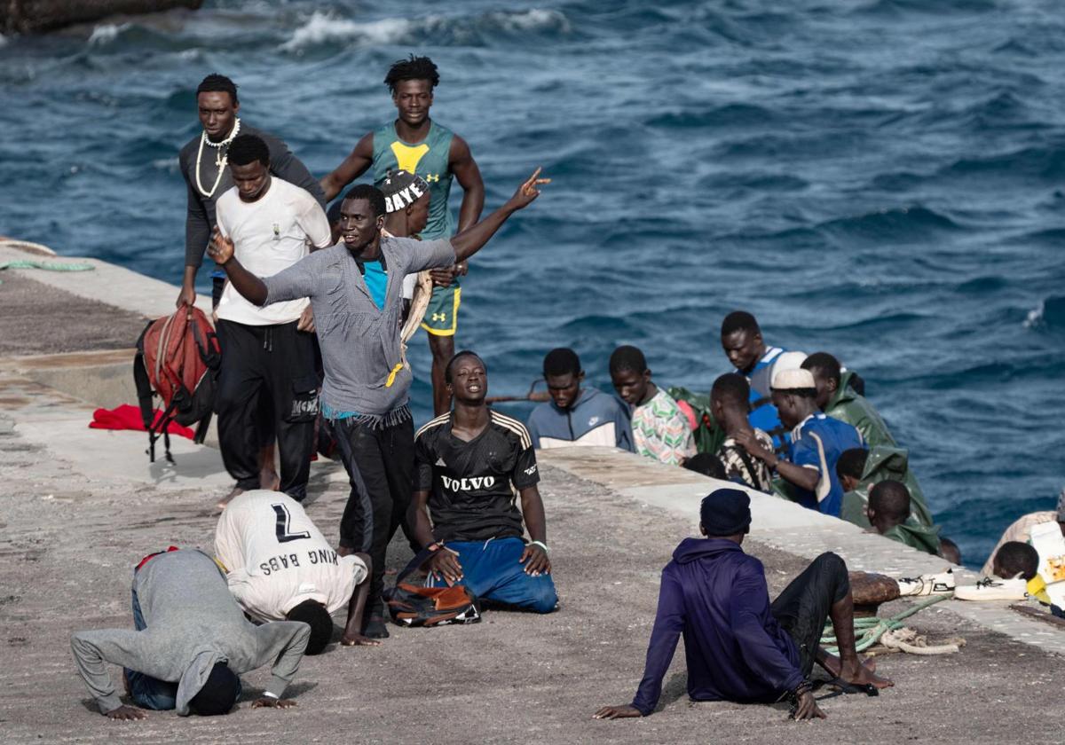 Migrantes procedentes de Senegal reaccionan al desembarcar en la isla canaria de El Hierro.