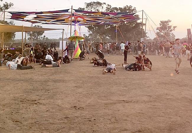 Los asistentes al evento se echaron al suelo cuando comenzó el ataque de Hamás.