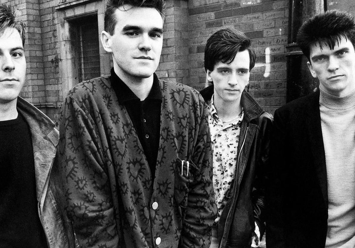 Morrisey y Johnny Marr, ambos en el centro, en una imagen de promoción de The Smiths.