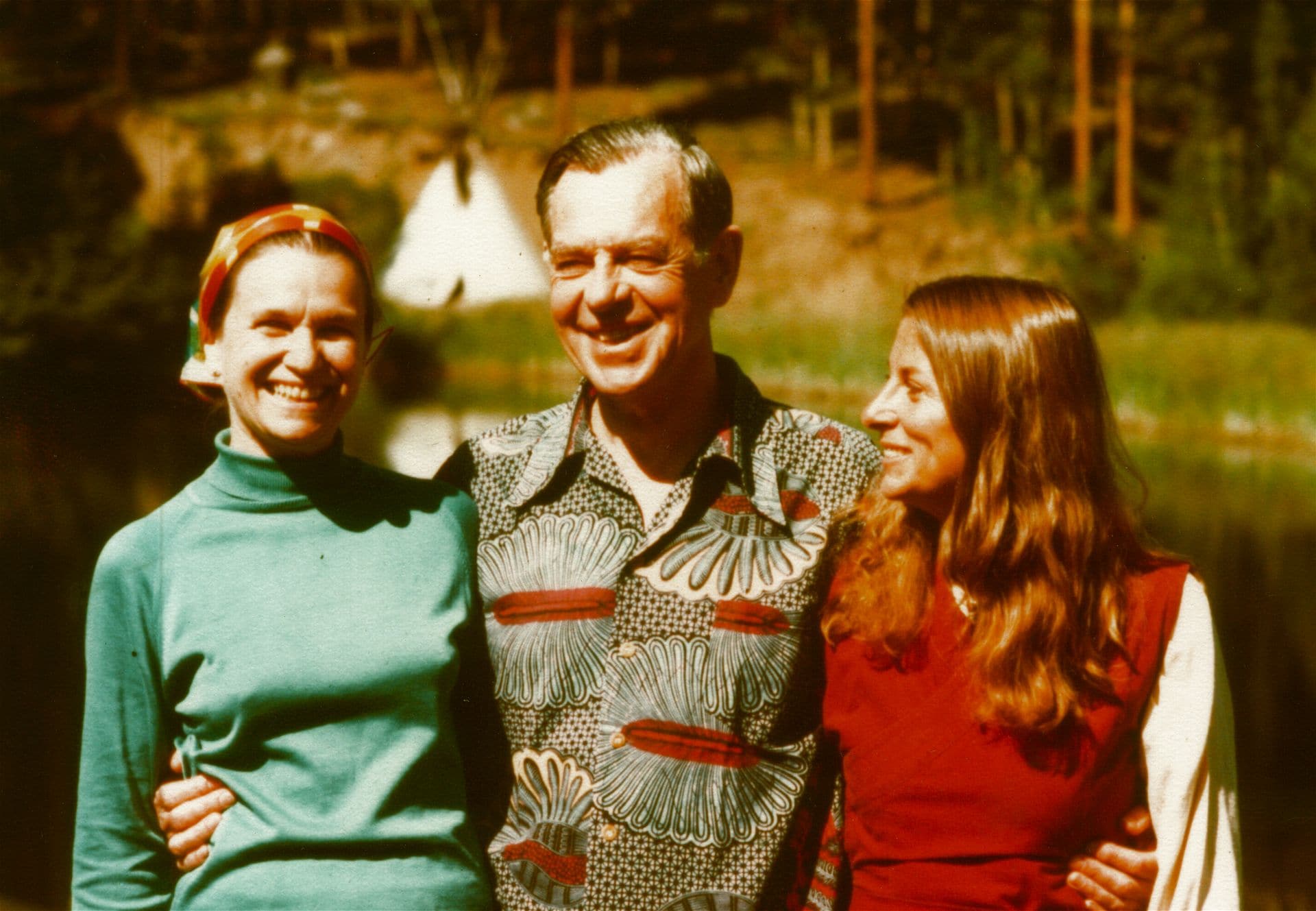 Joseph Campbell, eşi Jean Erdman (solda) ve Joan Halifax ile 1970'te