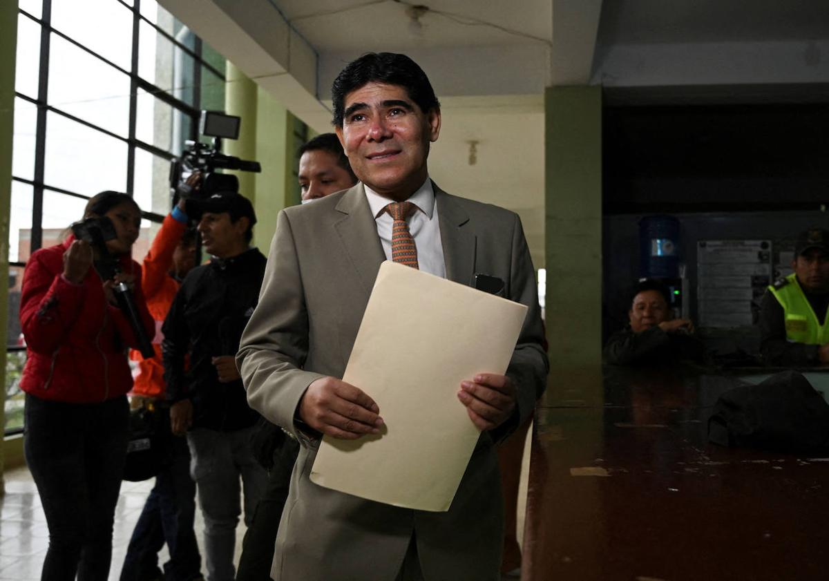 Imagen principal - El abogado de Evo Morales, Jorge Pérez, en la Físcalia para presentar un documento por la ausencia del expresidente; Sandra Gutiérrez, fiscal del Departamento de Tarija, abandona la oficina tras no presentarse el antiguo mandatario a la citación; Manifestantes piden justicia para las víctimas fuera de la Fiscalía.