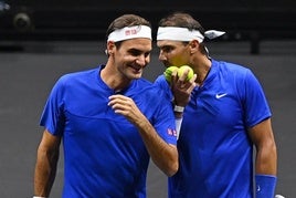 Roger Federer y Rafa Nadal conversan durante la despedida del helvético en 2022.