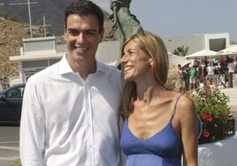 Pedro Sánchez, acompañado de su esposa, Begoña Gómez.