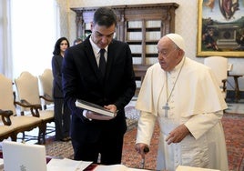 Pedro Sánchez y el papa Francisco, durante la visita esta mañana del presidente del Gobierno al Vaticano.