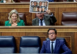 El portavoz del PP Tellado muestra fotos de socialistas asesinados por ETA.