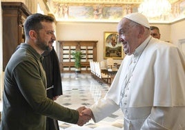 Volodímir Zelenski y el Papa Francisco se saludan este viernes en el Vaticano.