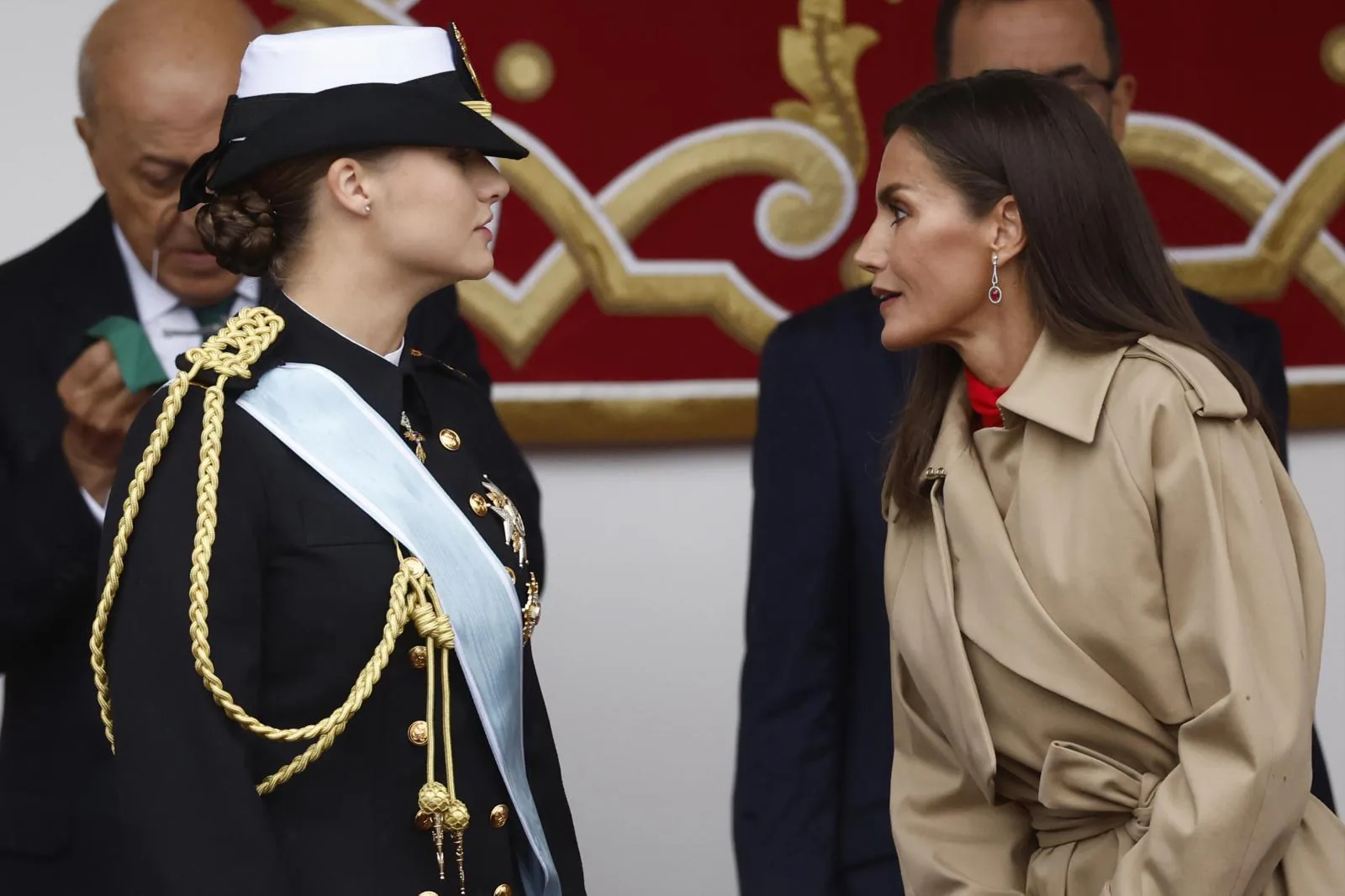 La reina Letizia conversa con la princesa de Asturias, Leonor de Borbón, a su llegada, este sábado, al tradicional desfile del Día de la Fiesta Nacional.