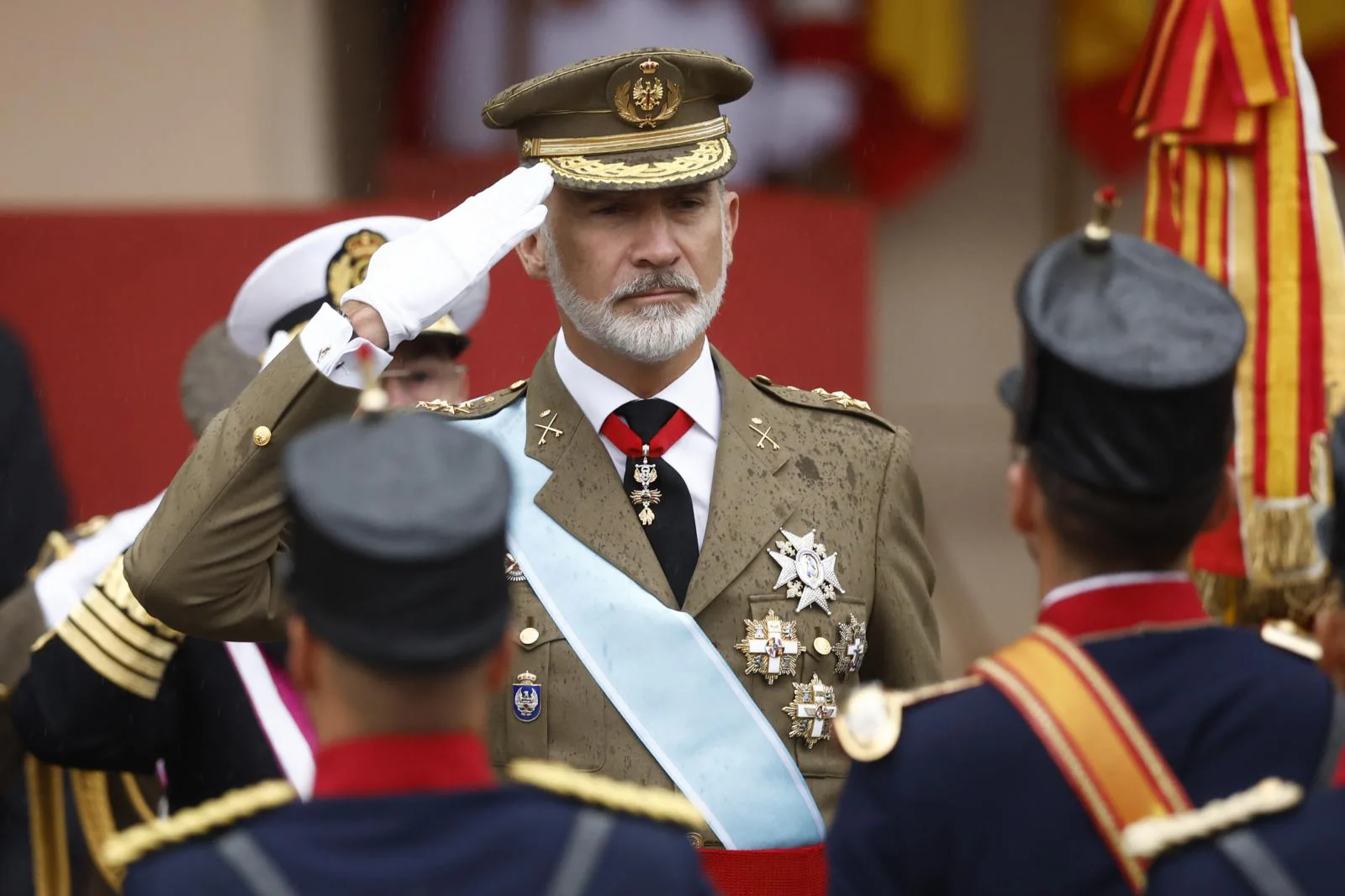 El rey Felipe VI pasa revista mientras preside este sábado el tradicional desfile del Día de la Fiesta Nacional.