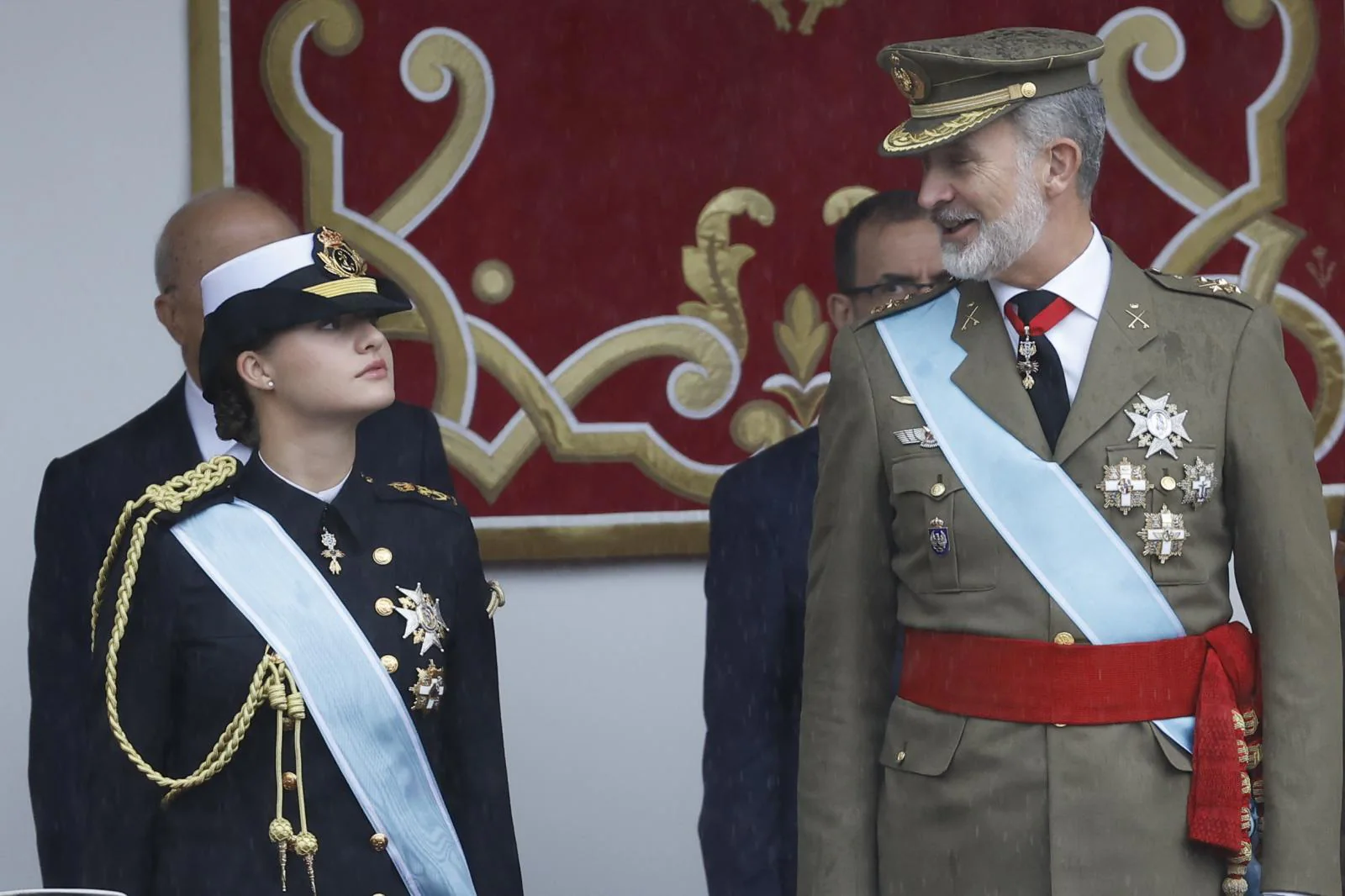 El rey Felipe conversa con la princesa Leonor durante el desfile por el Día de la Fiesta Nacional.