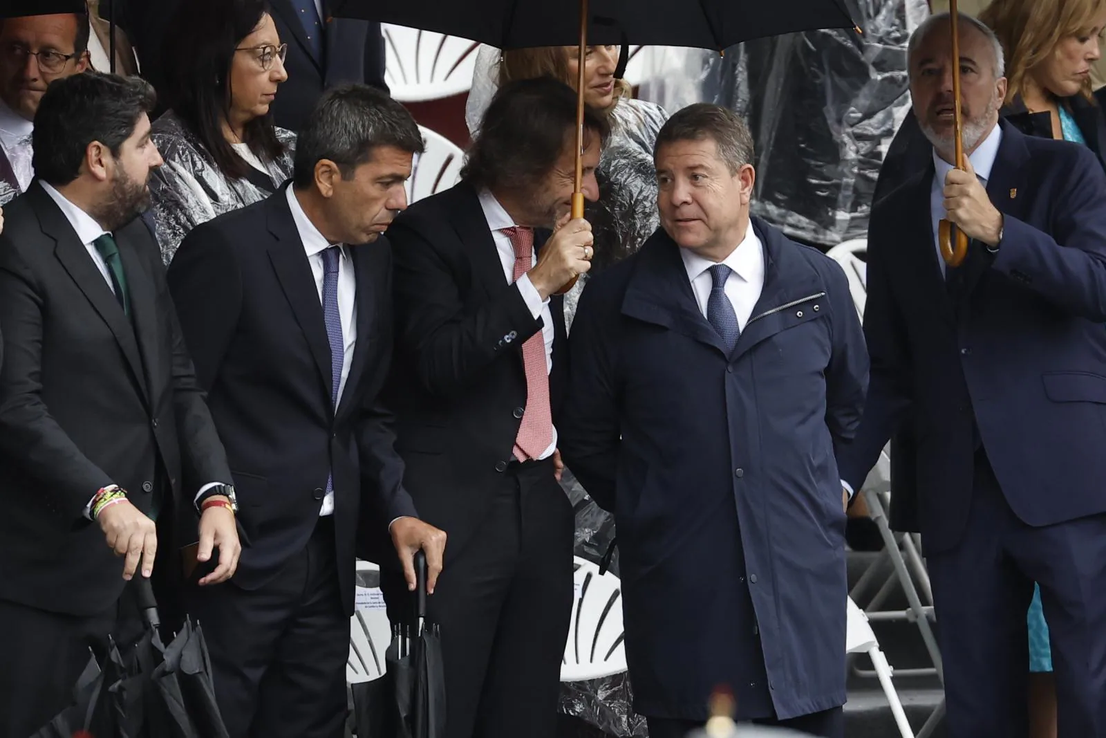 Los presidentes autonómicos de Murcia, Fernando López Miras; de la Generalitat Valenciana, Carlos Mazón; Castilla-La Mancha, Emiliano García-Page, y Aragón, Jorge Azcón, conversan a su llegada este sábado al desfile por el Día de la Fiesta Nacional.