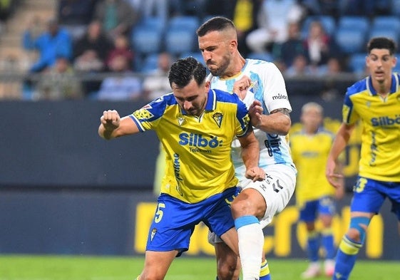 El Málaga reacciona en Cádiz para igualar una desventaja de dos goles