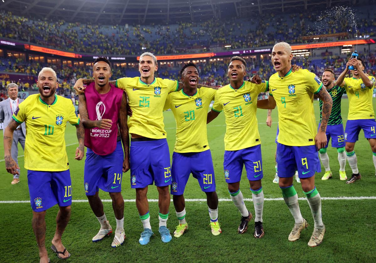 Vinicius, Rodrygo, Militao y Neymar junto a sus compañeros de la selección brasileña durante el Mundial de Qatar