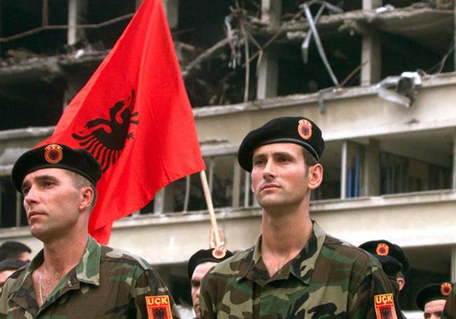 Miembros del Ejército de Liberación de Kosovo en 199, después de finalizar la guerra.