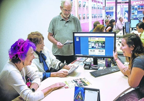 Ara Iturgaiz y Egui, su madre, contratan un viaje con el Imserso en una agencia.