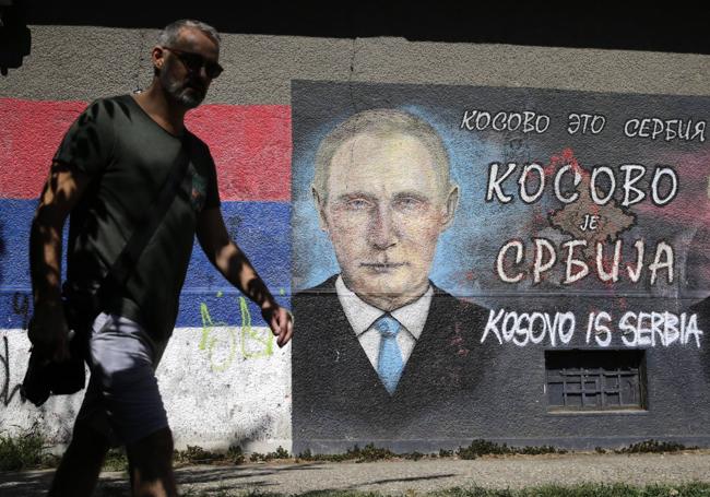 Un mural en el que pone: 'Kosovo es Serbia', con Vladímir Putin de fondo.