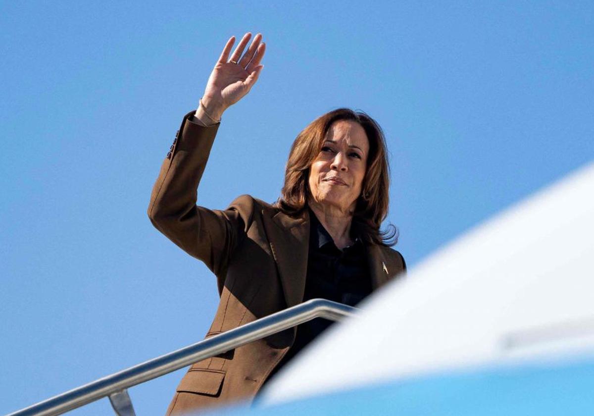 La vicepresidenta estadounidense, Kamala Harris, saluda antes de partir en el Air Force Two, de Phoenix, Arizona.