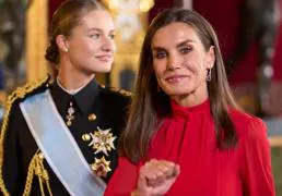 Las tres crisis de Letizia el Día de la Hispanidad: un salto a traición, pies mojados y el error de Leonor